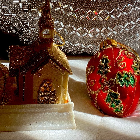 Beautiful neiman Marcus ornate ornaments. The round red is embellished. - Picture 2 of 5